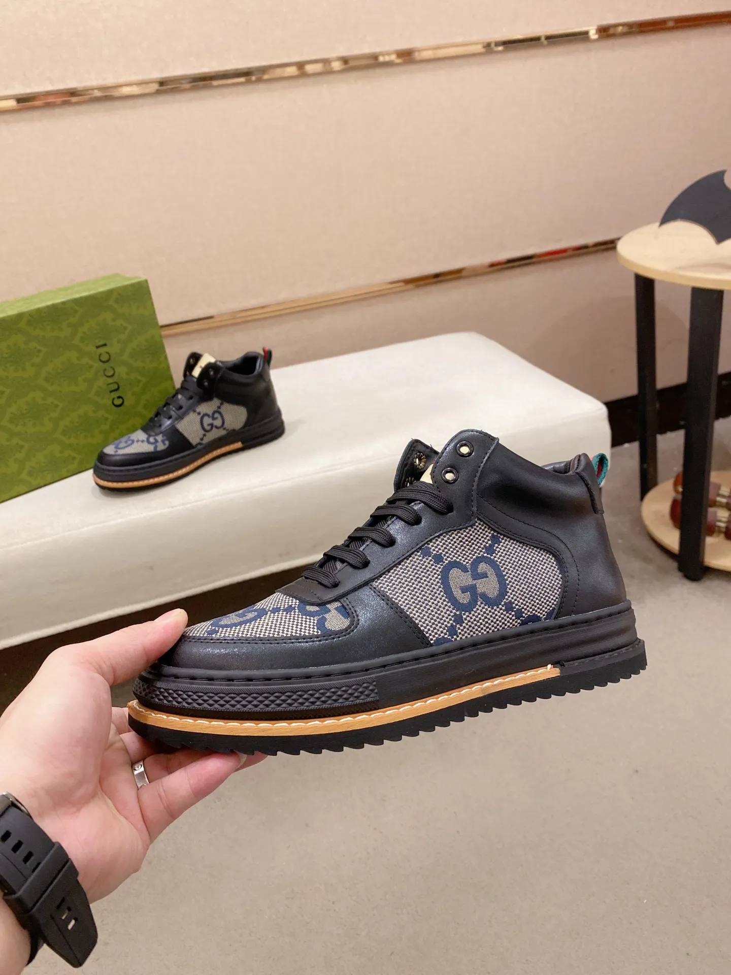 Factory price: 420💰 (GUCCI) The latest model from the official website🎁🎁Casual and fashionable men's shoes👟, hot style💥The version is simple and elegant, exclusive for trendy men. The unique latest brand elements from the official website👑Original Gucci decoration, fashionable and generous, the fabric is original cowhide ✅Mesh breathable lining, the official website specifies wear-resistant casual outsole, the classic model is taken in kind at the counter🎬38-44 (can be customized for 45 non-refundable)